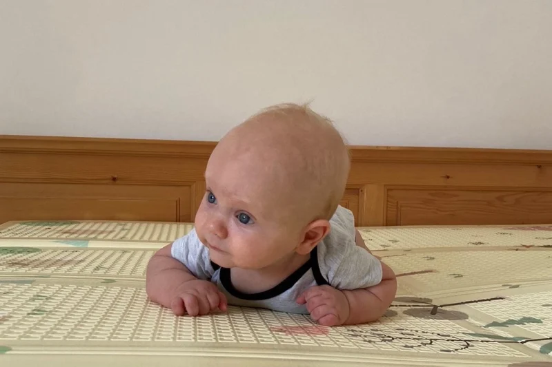 beba-lezi-na-stomaku