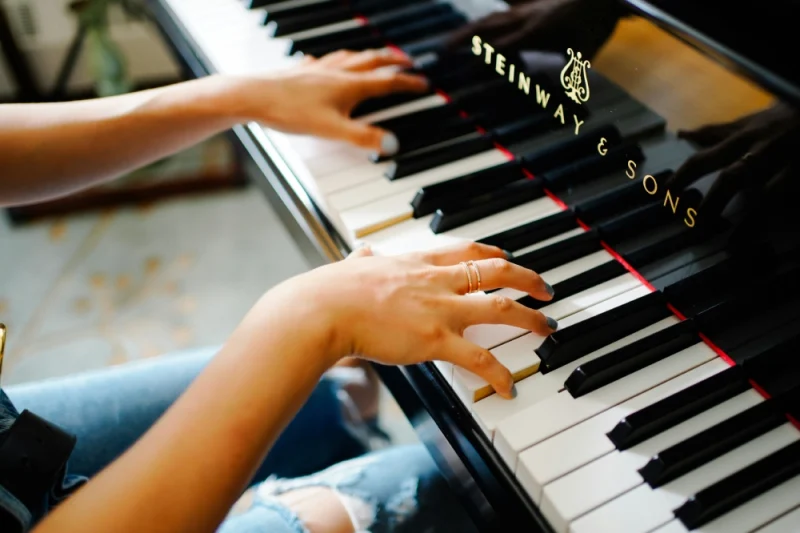 devojcica-i-klavir devojcica-i-klavir